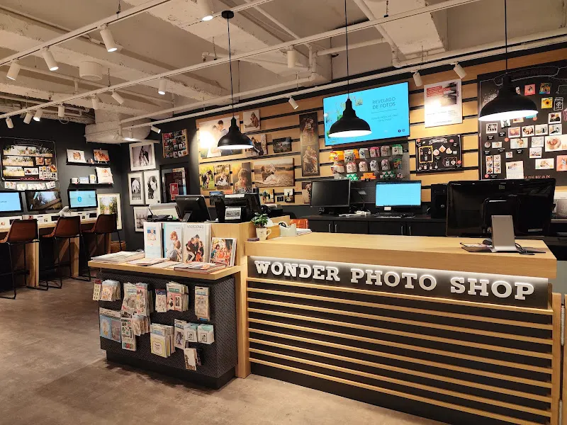 Wonder Photo Shop Castellana - Tienda de fotografía en Madrid - foto 2