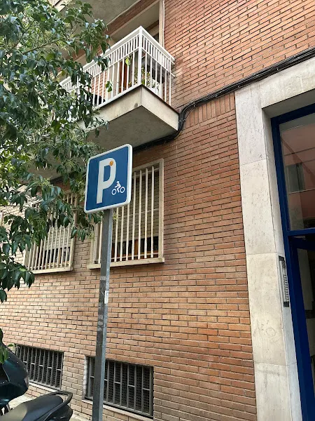 Zona de aparcamiento reservada para motos - Aparcamiento para motos en Madrid - foto 2