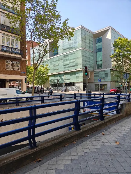 Está dentro de un parking - Servicio de envíos en Madrid - foto 2