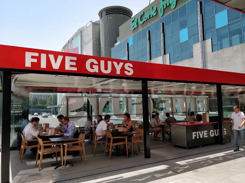 Five Guys Castellana AZCA - Hamburguesería en Madrid - foto 2