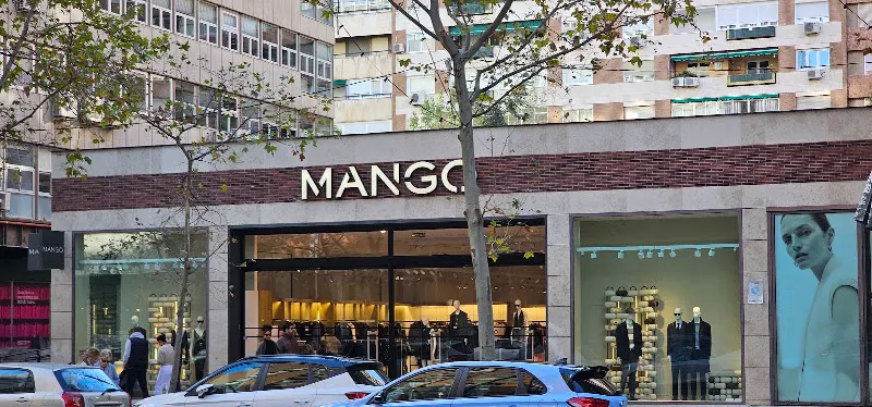 MANGO - Tienda de ropa en Madrid - foto 3
