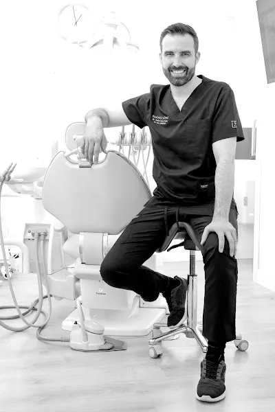 Dr. Carlos López Suárez - Clínica dental en Madrid - foto 2